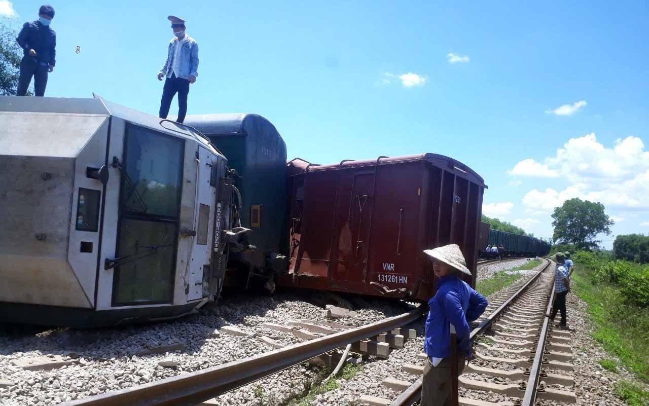 Tau hang bi lat anh 1