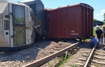 Cuu ho tau hang bi lat o Quang Tri hinh anh