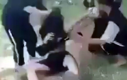 Nu sinh bi ban danh hoi dong, lot ao giua ban ngay hinh anh