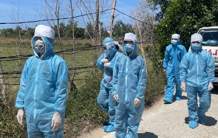 5 anh em tu khu cach ly ve que thap huong cho cha hinh anh