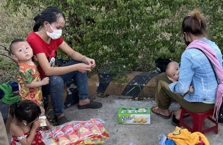 2 nguoi vo cung 3 chau nho bi 'bo quen' o Hue vi hieu nham hy huu hinh anh