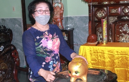 Cu ba dap heo dat, dung tien mua gao ung ho khu cach ly hinh anh