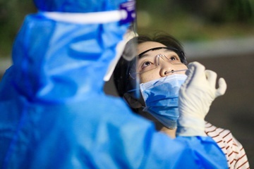 Cheo thuyen vuot song tham chong sap cuoi dang cach ly tai nha hinh anh