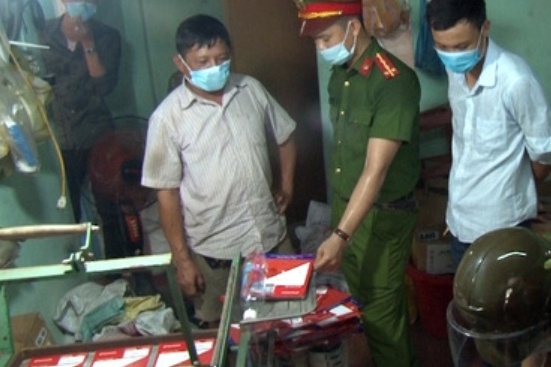 Phat hien 3 xuong san xuat phu tung xe may gia cac thuong hieu hinh anh