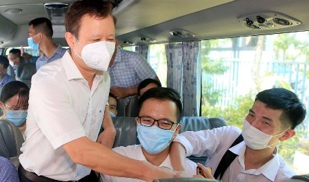 Gan 100 y bac si Hue chi vien trung tam hoi suc Covid-19 o TP.HCM hinh anh