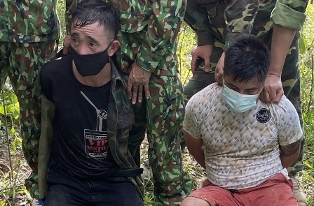 Nhom van chuyen 46 kg ma tuy mang theo sung ngan hinh anh