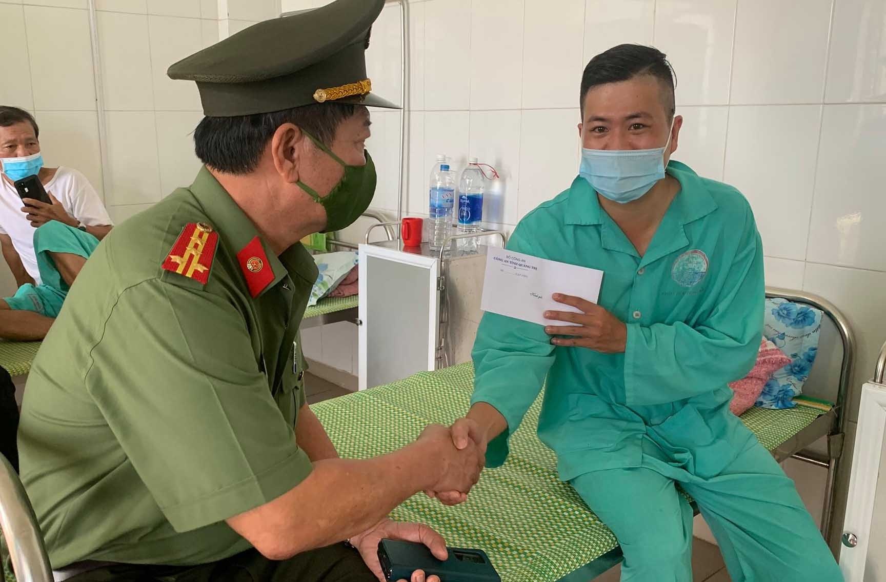 Tấn công 5 cảnh sát ảnh 2 Tan cong 5 canh sat anh 2