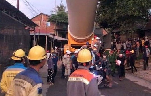 Bat giu 4 nguoi tan cong 5 canh sat hinh anh