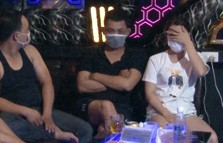 10 khach phe ma tuy trong quan karaoke giua mua dich hinh anh