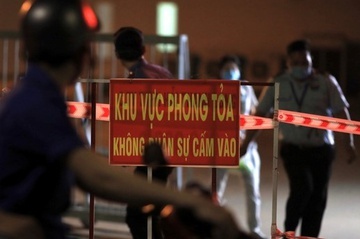 Ra khoi noi phong toa de mua tom, nguoi phu nu bi phat 5 trieu hinh anh