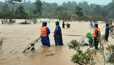 Bo doi vuot song de dua 5 nguoi dan ve nha hinh anh