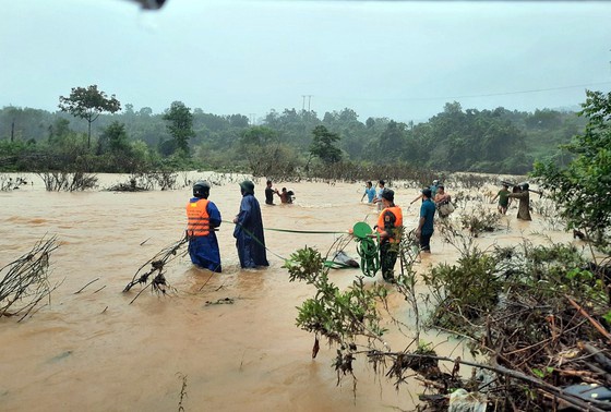5 nguoi mac ket trong lu anh 1