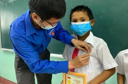 Trao tang huy hieu cho 2 anh em cuu be gai khoi duoi nuoc hinh anh