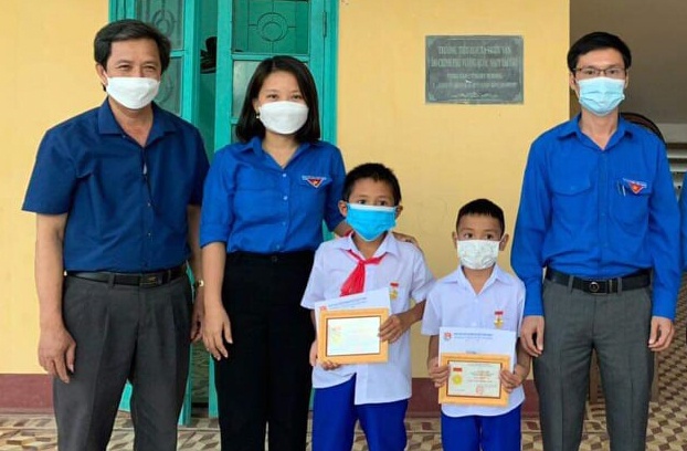 Cứu bé gái đuối nước ảnh 1 Cuu be gai duoi nuoc anh 1