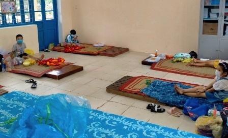 Gan 40 nguoi cach ly tai truong sau khi mot hoc sinh mac Covid-19 hinh anh