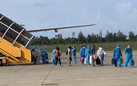 Thua Thien - Hue don 149 thai phu ve que bang may bay hinh anh