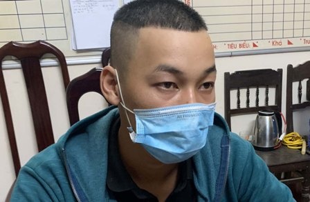 Dot nhap vao nha, ep nguoi phu nu coi quan ao hinh anh
