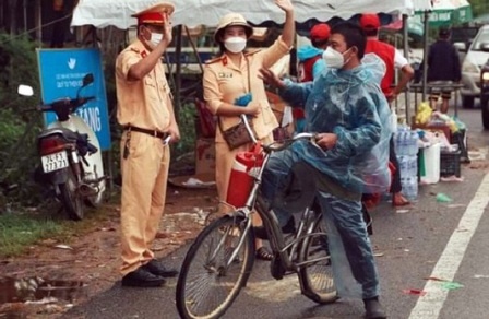 Dap xe tu TP.HCM ve Ha Giang, nguoi dan ong bat ngo duoc tang xe may hinh anh