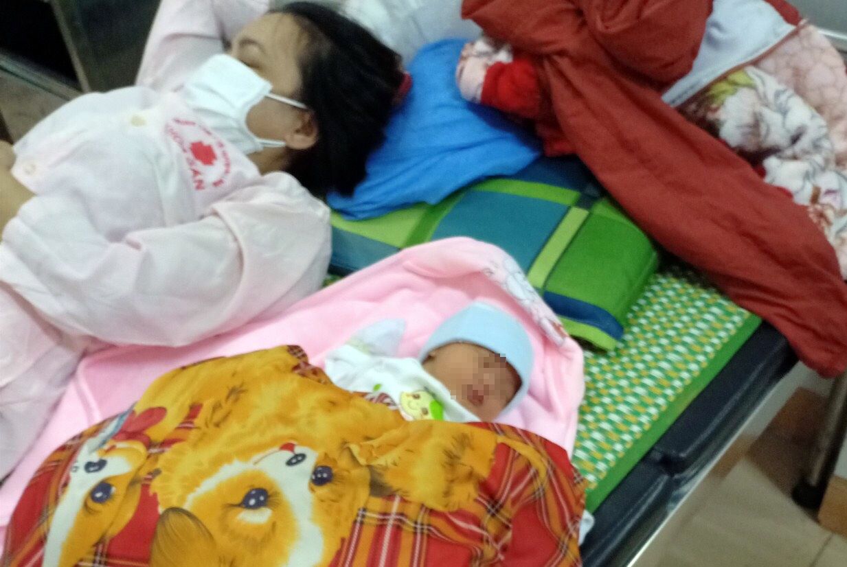 Sinh con trên đường về quê ảnh 1 Sinh con tren duong ve que anh 1
