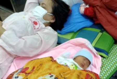 Tu TP.HCM ve Nghe An tranh dich, san phu sinh con o via he hinh anh