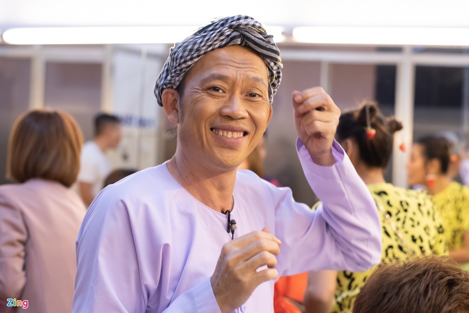 Hoai Linh trao qua tu thien anh 1