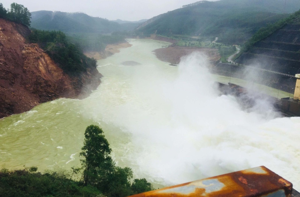 2 vo chong mat tich anh 1