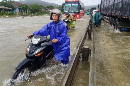 Mua lu o mien Trung khien 3 nguoi mat tich, quoc lo 1 ngap sau hinh anh