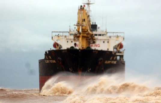 Len phuong an cuu ho tau hang mac can o bien Quang Tri hinh anh