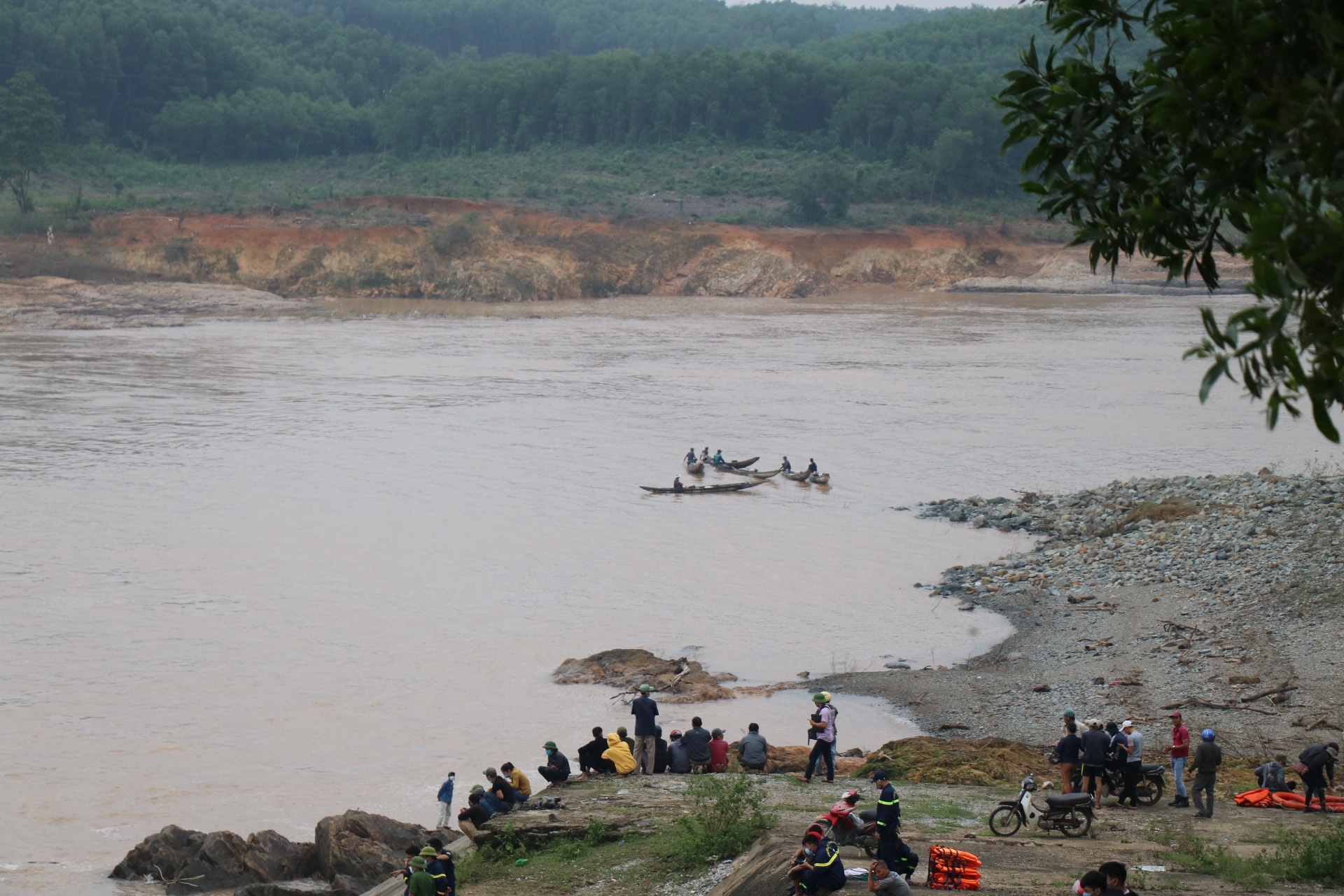 Tau gap nan tren song anh 2