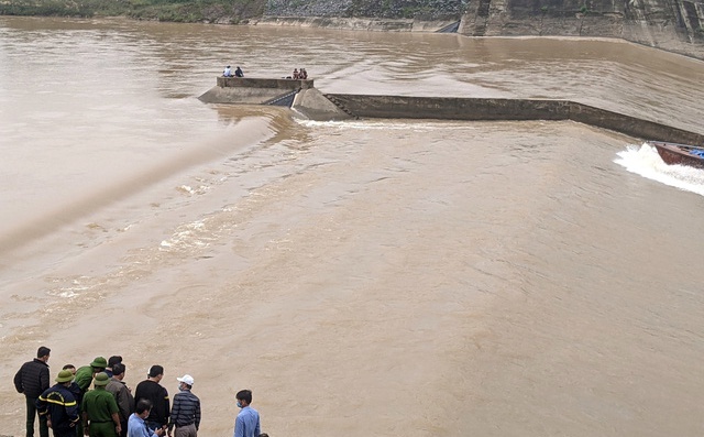 Dieu tra vu tau cho doan can bo gap nan tren song Thach Han hinh anh