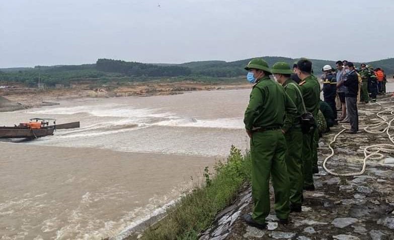 Pho giam doc so cung 6 nguoi duoc giai cuu tren song Thach Han hinh anh