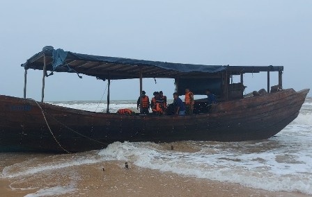 Tau ghi chu Trung Quoc troi dat vao bo bien Quang Tri hinh anh