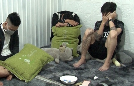 22 nguoi phe ma tuy trong quan an hinh anh