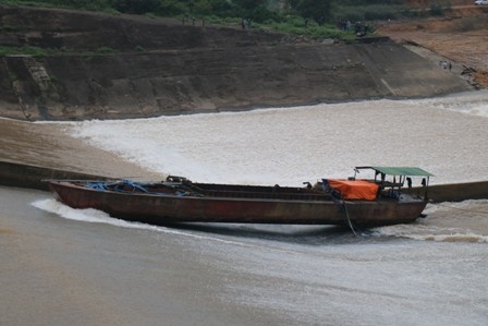 Tim thay thi the chu doanh nghiep gap nan tren song Thach Han hinh anh