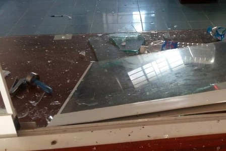 Nhom thanh nien dap pha do dac o trung tam y te hinh anh