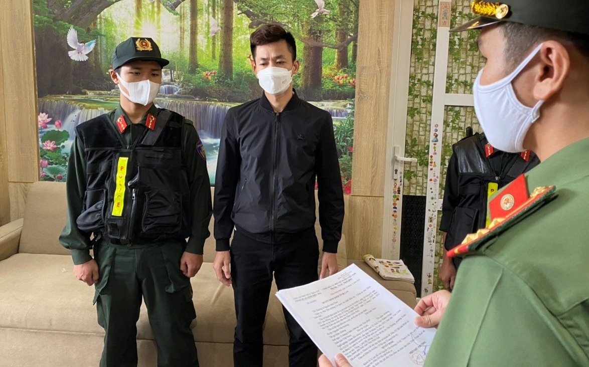 Bat 2 giam doc anh 1