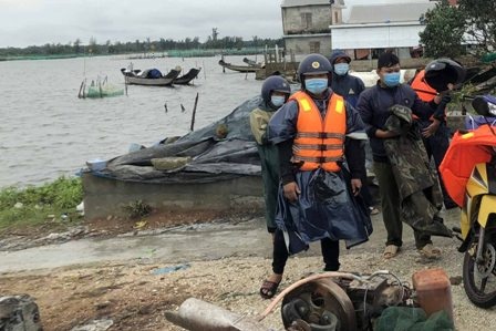 Vo chet, chong mat tich sau vu lat ghe o dam Cau Hai hinh anh