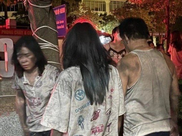 Chay nha ba tang, ba nguoi mac ket ben trong hinh anh