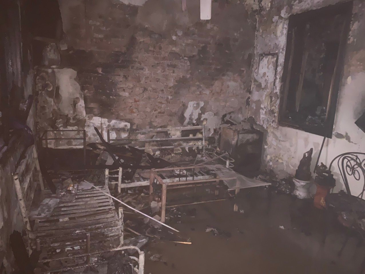 Chay nha ba tang,  ba nguoi mac ket ben trong anh 1