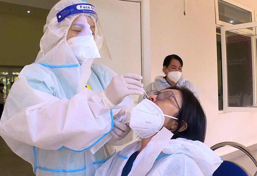 Co quan dieu tra moi lam viec 2 can bo CDC Quang Tri hinh anh