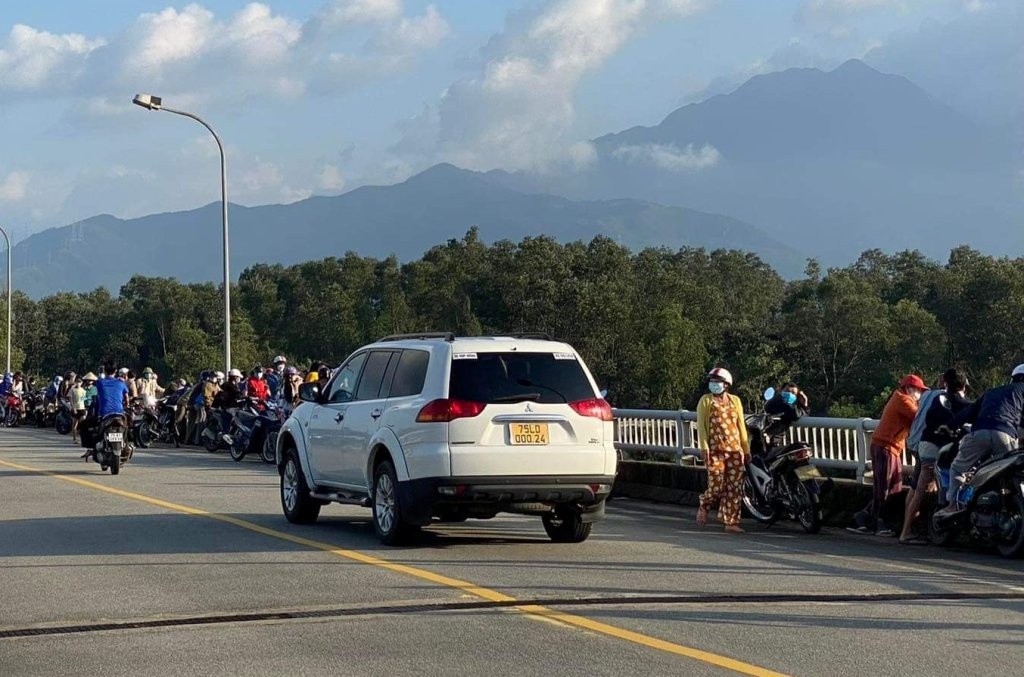 Hai cha con duoi nuoc anh 1