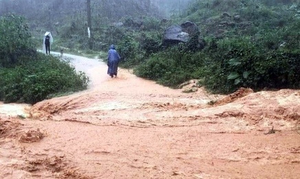 Thua Thien - Hue di doi khan cap 14 ho dan o chan deo Phu Gia hinh anh