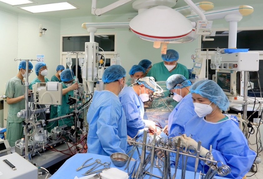 Ghep tim xuyen Viet anh 1