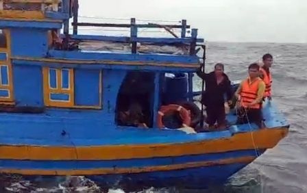 Cuu 3 ngu dan gap nan gan cang Cua Viet hinh anh