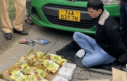 Bat giu nghi pham van chuyen ma tuy bang taxi hinh anh