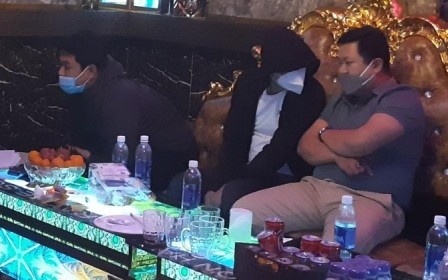 Nhom thanh nien su dung ma tuy trong quan karaoke hinh anh