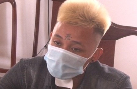 Tuoi xang dot ban gai hinh anh