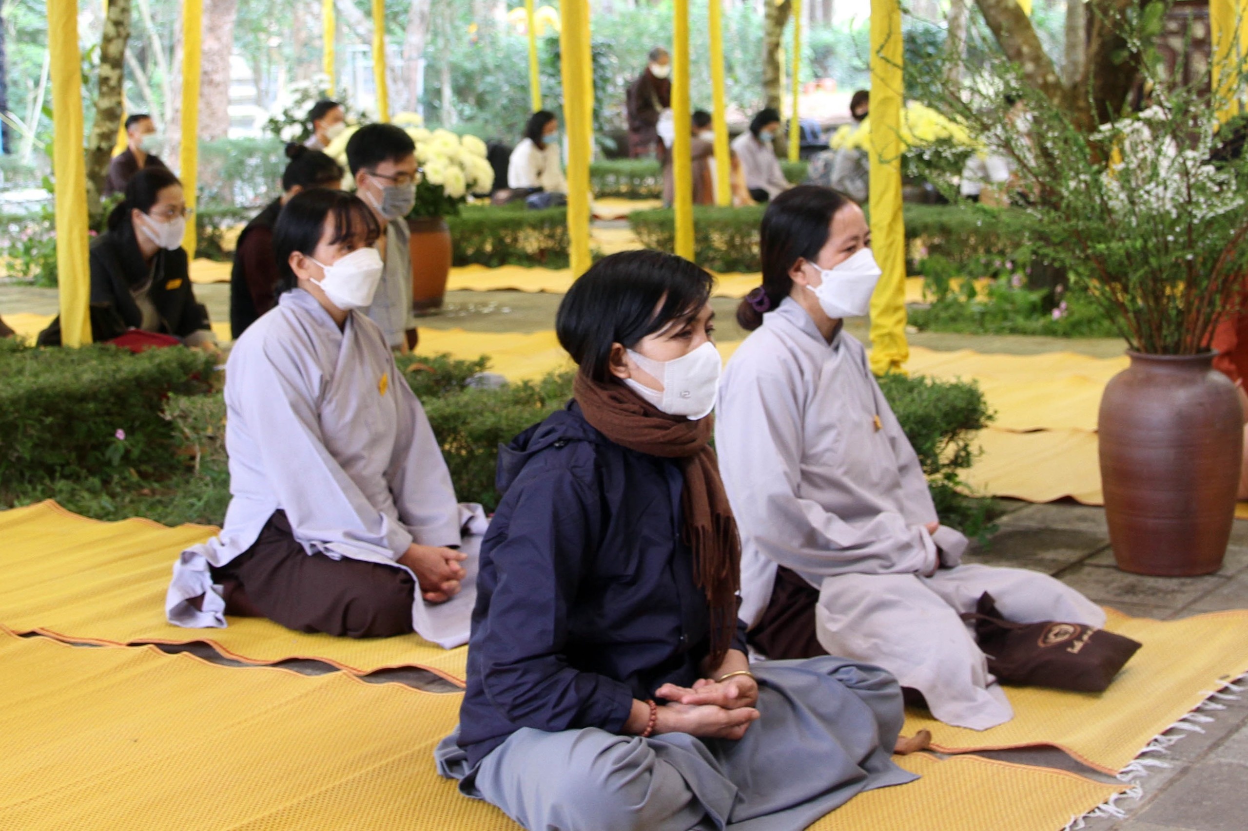 Phat tu ngoi thien truoc kim quan cua thien su Thich Nhat Hanh hinh anh