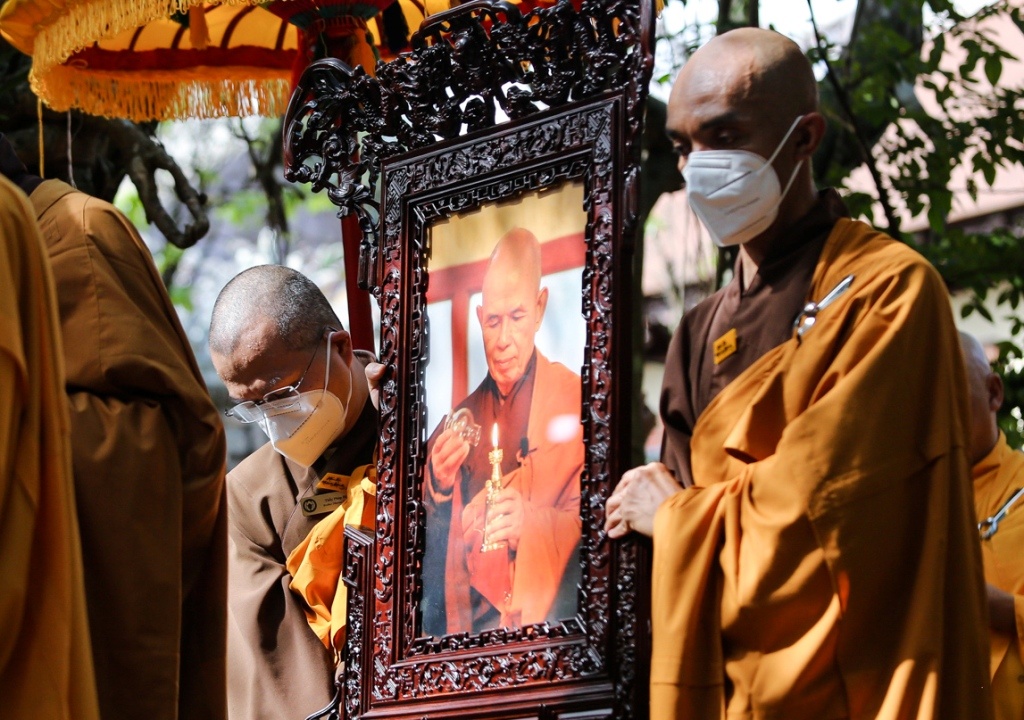 Hang tram phat tu cau nguyen o le cao to cua thien su Thich Nhat Hanh hinh anh