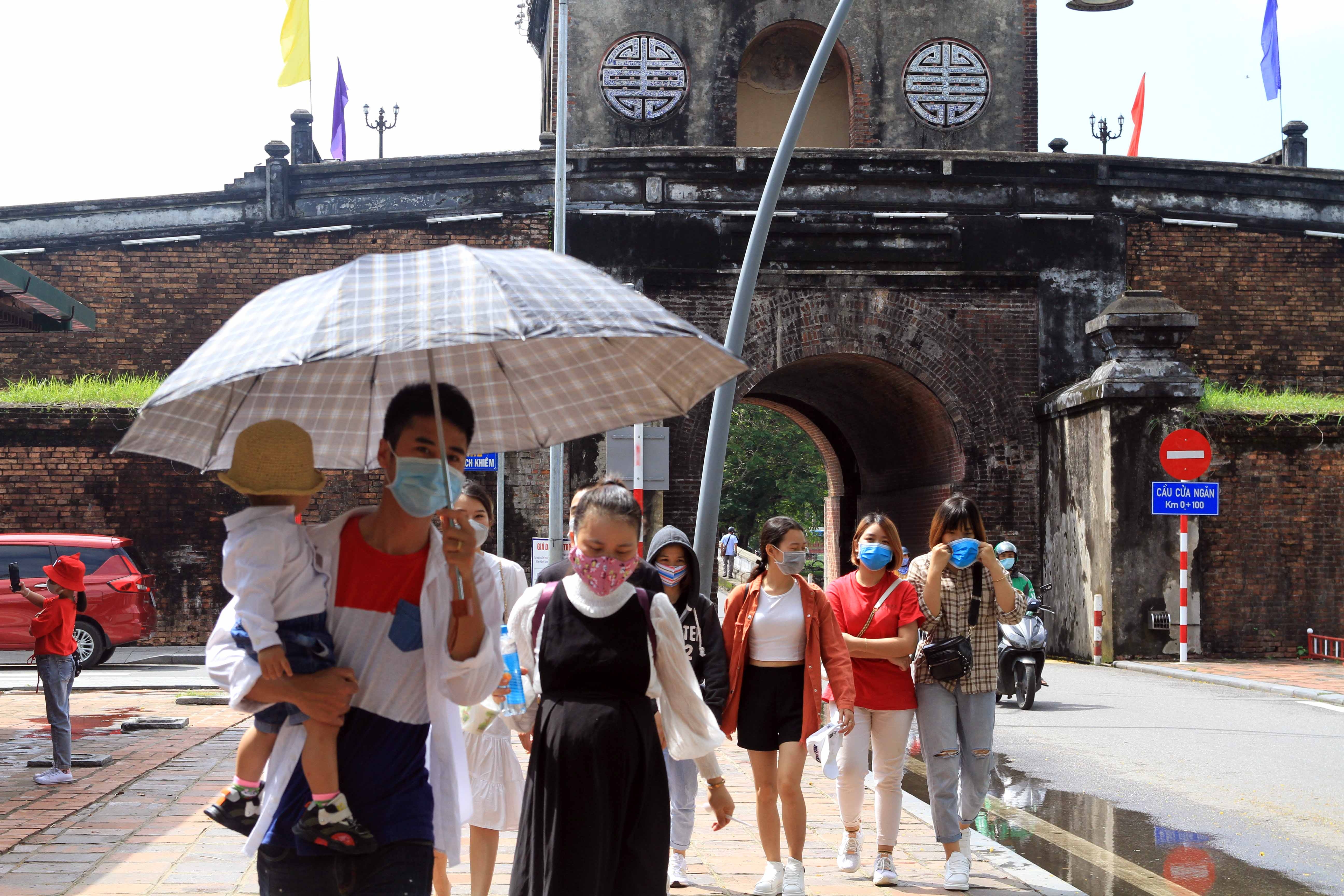 Du khach tham quan Hue anh 1